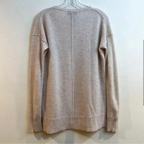 Aqua Women’s 100% Cashmere Classic Cream Crew Neck Sweater Small - Picture 3 of 8